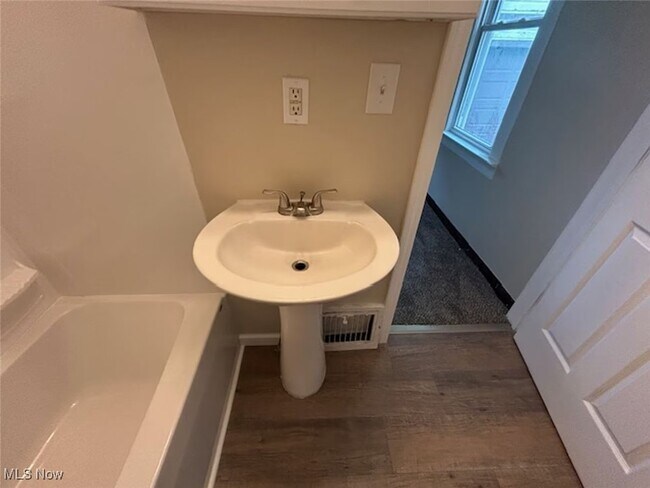 Building Photo - 218 Gates Ave