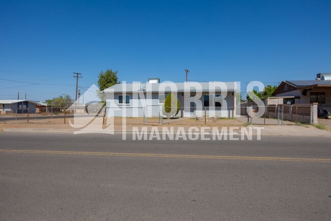 Building Photo - Great Home Located in Eloy at a Great Price!