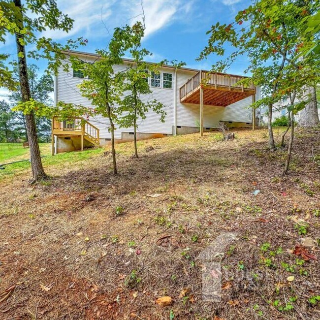 Building Photo - 1505 E Saluda Lake Rd