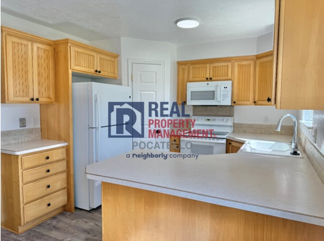 Building Photo - MOVE IN SPECIAL - 5 Bedroom 3.5 Bath Duple...