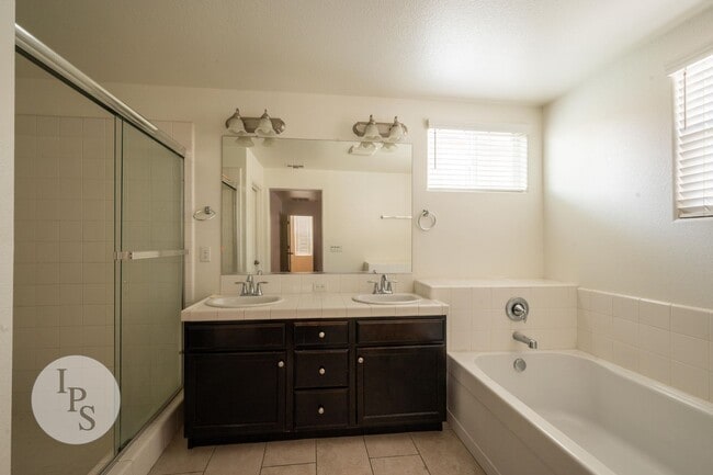 Building Photo - Fresno SouthEast Home, Gated Community, Clovis Unified School District, 3BR/2.5BA - Lots of Ameni...