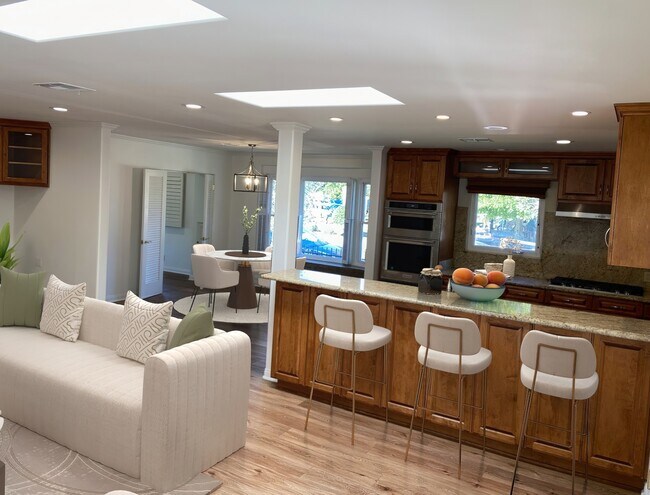 bkfst bar open to Fam Rm - 4322 Elmer Ave