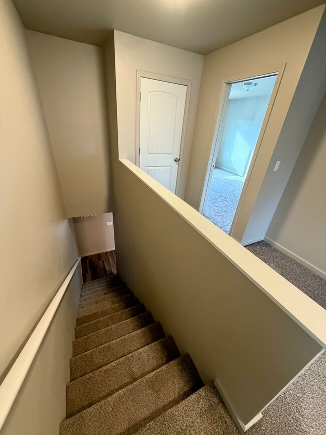 Building Photo - **MOVE IN SPECIAL!** 3 Bedroom Duplex Close to Shopping and Schools!