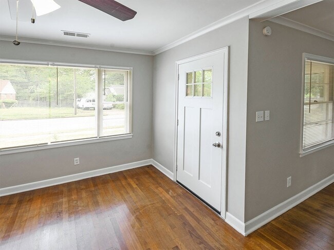 Building Photo - Newly updated 3 bed, 2 bath near U of M