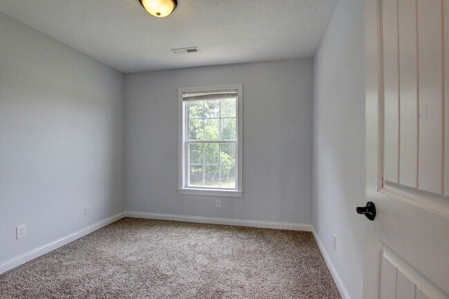 Building Photo - 716 Cavalier Dr