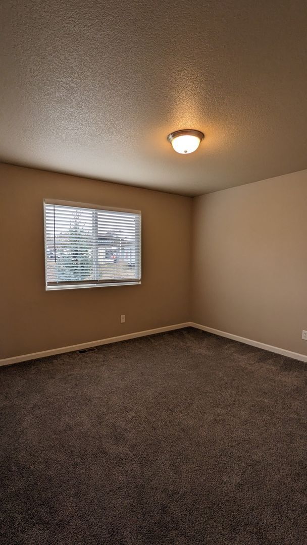 Building Photo - 3 BED/2.5 BATH END UNIT TOWNHOME W/PATIO & 2-CAR GARAGE!