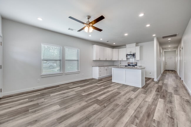 Building Photo - 924 W Collins St