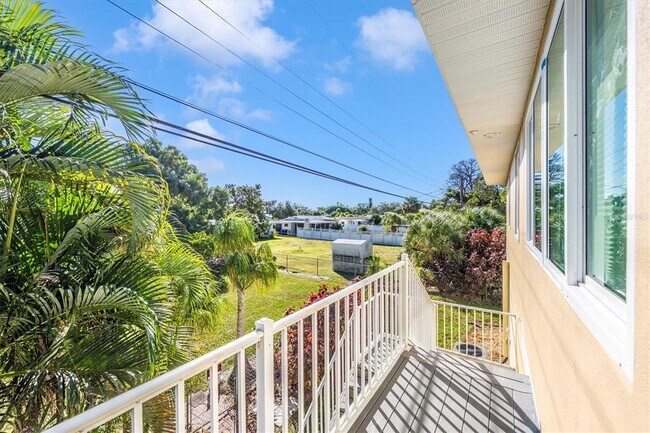 Building Photo - 907 Riviera St