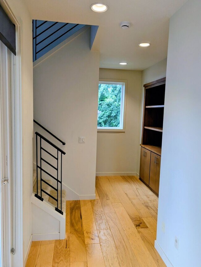 Building Photo - Stunning Modern Home in South Burlingame -...