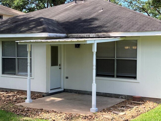 Building Photo - 1827 Oak Ridge Dr