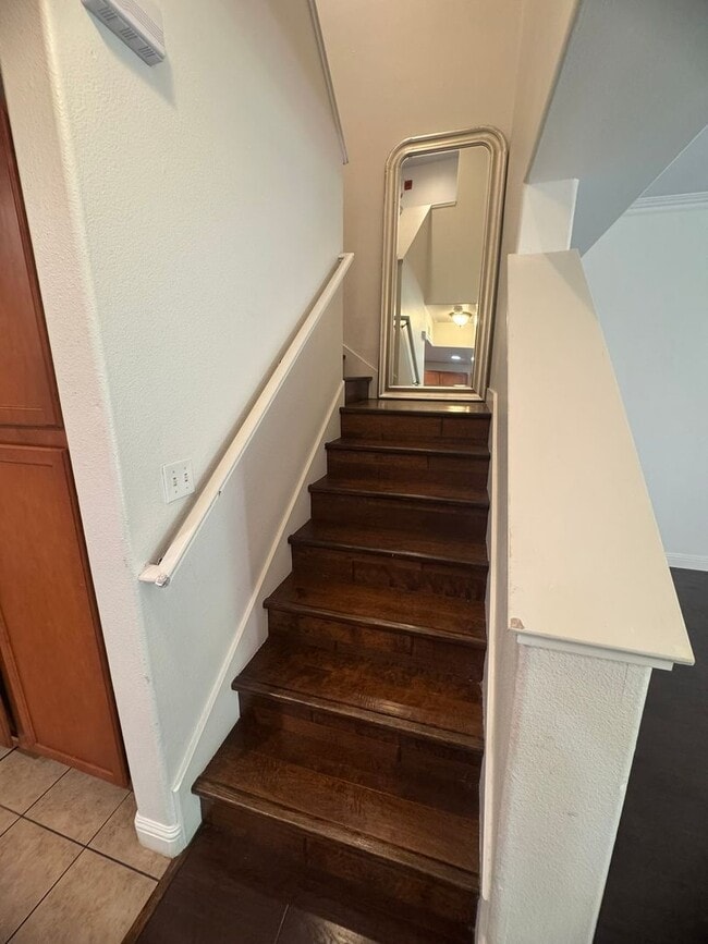 Building Photo - Spacious 2 Story Condo In Westlake Villas