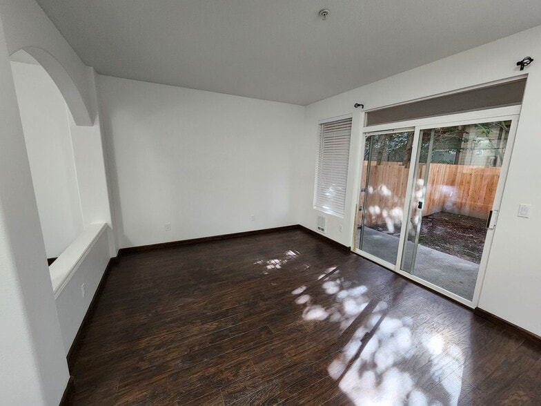 Building Photo - Renovated 3 Bedroom Condo