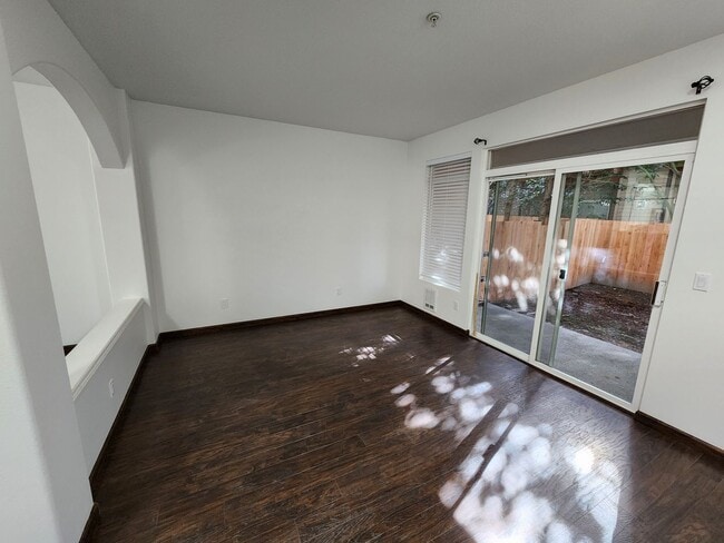 Building Photo - Renovated 3 Bedroom Condo