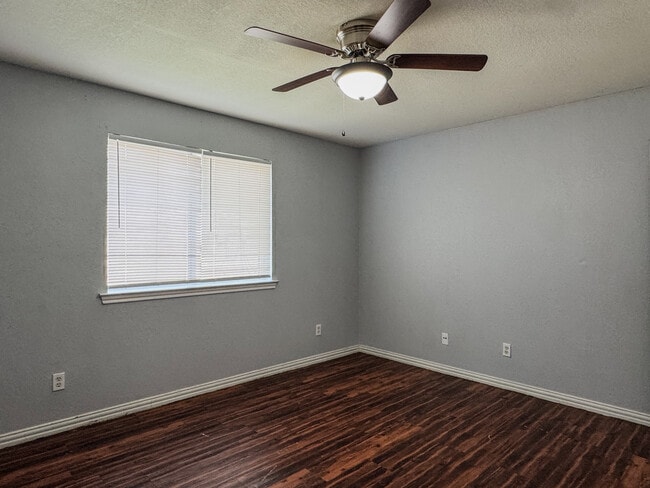 Building Photo - 1712 Manor Garden Curve