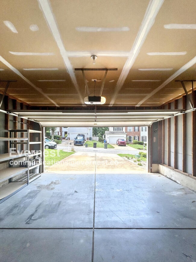 Building Photo - 160 Foxtail Dr