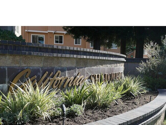Building Photo - Beautiful End-Unit Townhome in Desirable S...
