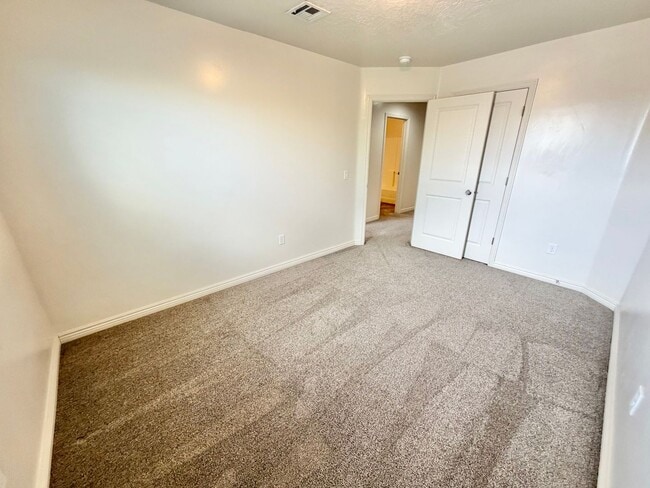 Building Photo - Town home in Little Valley Area. End Unit!!