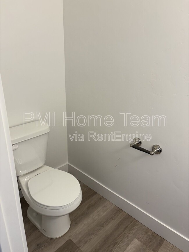 Building Photo - 618 W Cozy Ln
