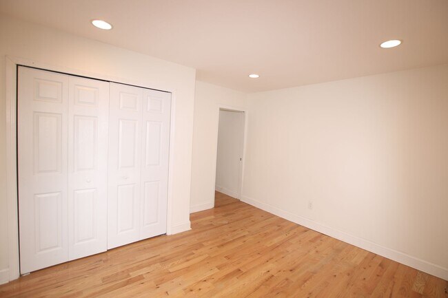 Building Photo - Beautiful newly renovated 2 bedroom in fai...