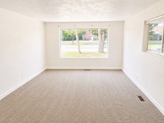 Building Photo - Provo home with a huge yard.