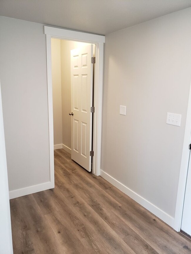 Building Photo - Spacious Springville Townhome