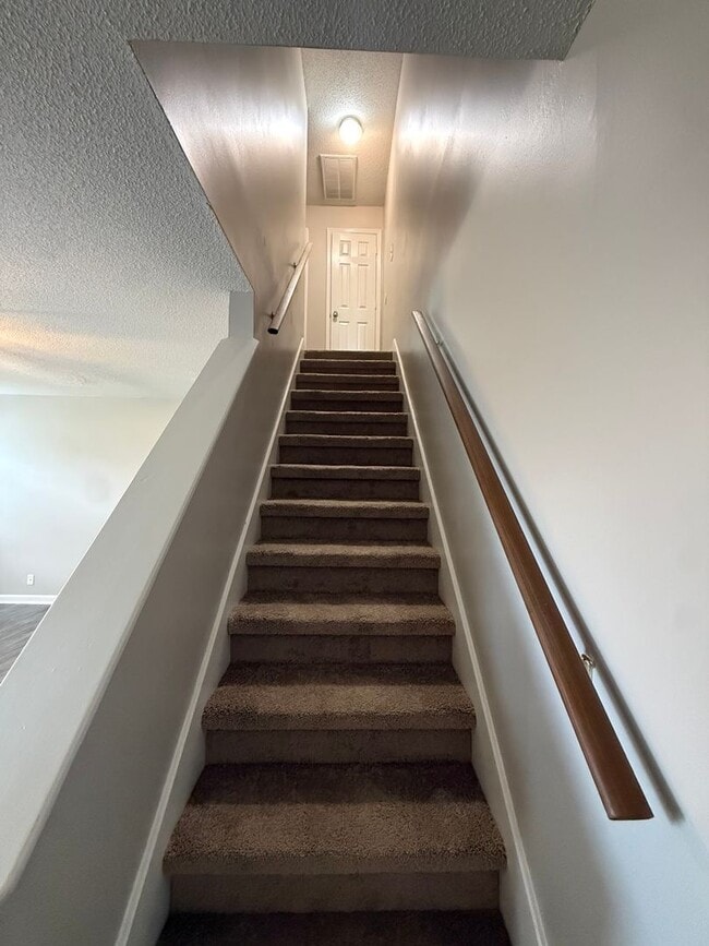 Building Photo - Spacious 2 Bedroom Duplex Near MTSU!
