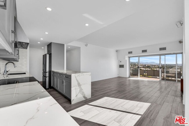 Building Photo - 1155 N La Cienega Blvd