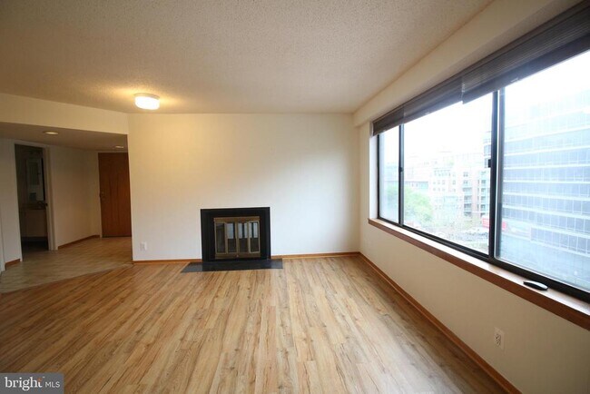 Primary Photo - 3 Washington Cir NW