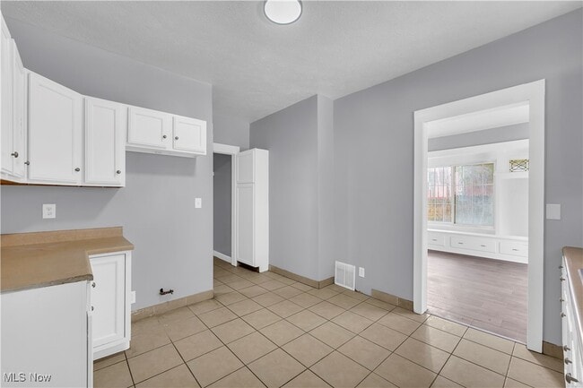 Building Photo - 3138 W 101st St