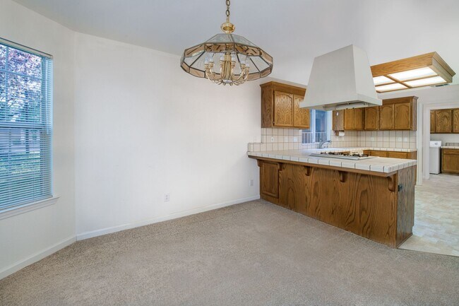 Building Photo - Spacious 3 Bedroom 2 Bathroom Home in Conv...