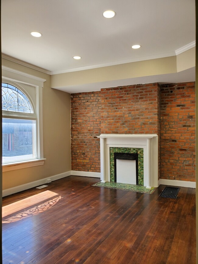 Living Room - 987 Parsons Ave