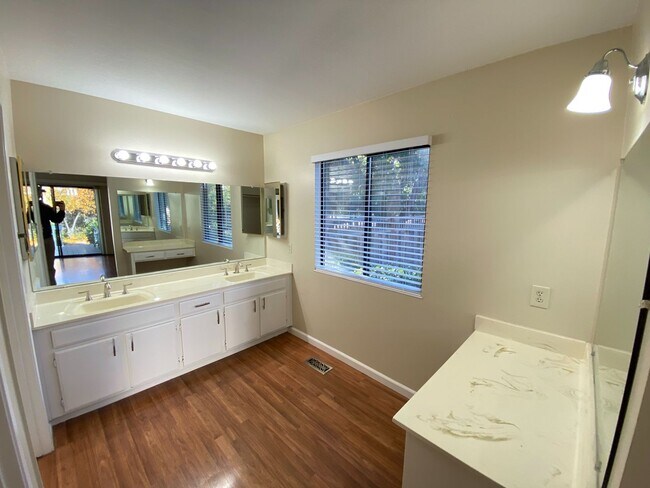 Building Photo - 4 Bed 3 Bath Single Family Home In Pleasanton