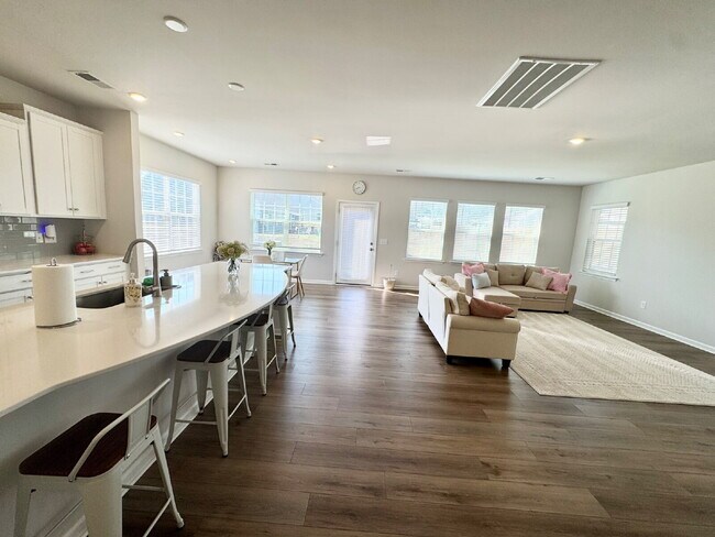 Building Photo - Spacious 4-Bedroom Home w/ 3 Full Baths on Somerset Lane in Central, SC