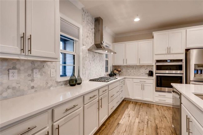 Building Photo - 860 Stonehill Ln NE