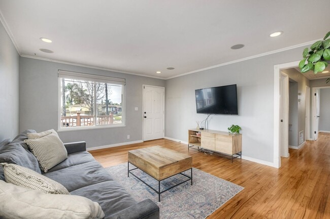 Building Photo - 3Bed/1Bath Charming Home in South Oceanside~ Moreno