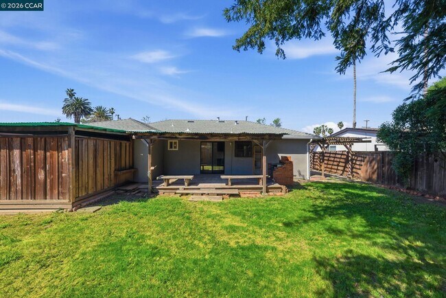 Building Photo - 1930 Sunshine Dr