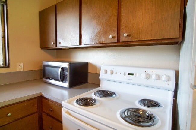 Building Photo - *Holiday Special* Top Floor One Bedroom Near OHSU Ready Early January!