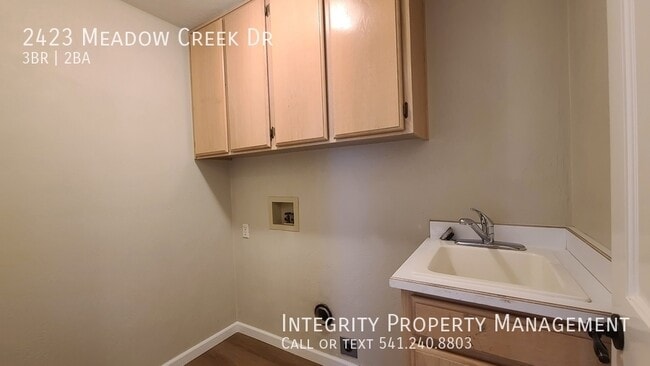 Building Photo - 2423 Meadow Creek Dr