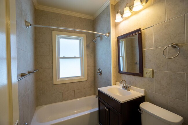 Building Photo - Newly Renovated Bright 2nd Floor Flat - 6/...