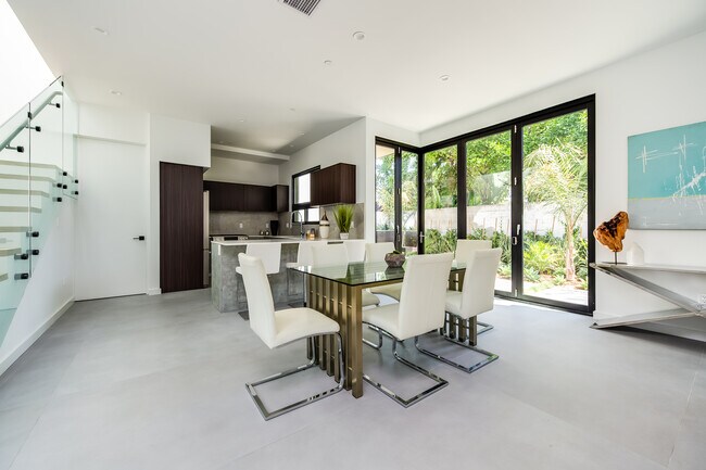 Building Photo - 370 N San Vicente Blvd