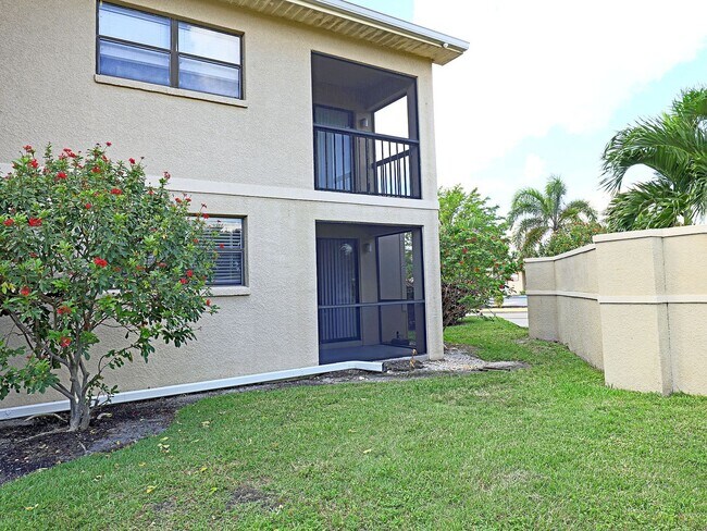 Building Photo - $250 OFF FIRST MONTH RENT!! Affordable & Newly Remodeled 1-Bedroom in the Heart of Fort Myers!