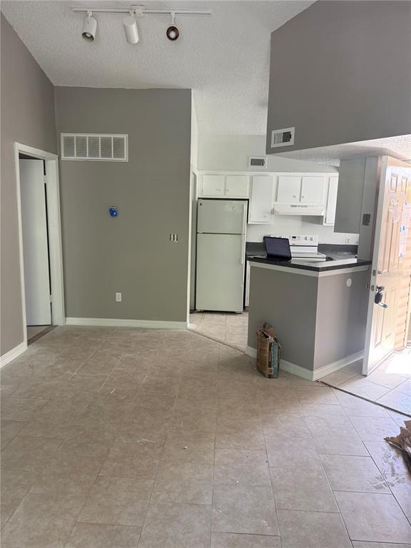 Building Photo - 1948 Lake Atriums Cir