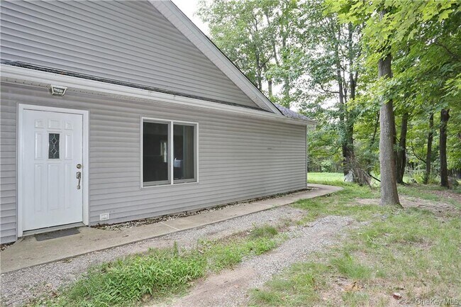 Building Photo - 80 Old Quaker Hill Rd