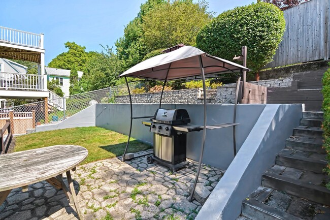 Building Photo - HUGE THREE BED IN SOMERVILLE!!!!!!!!