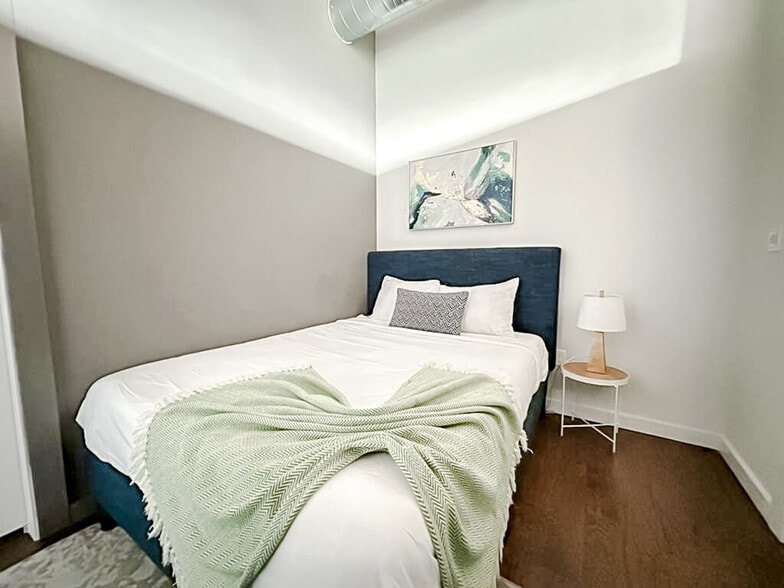 Building Photo - 605 W 4th St N