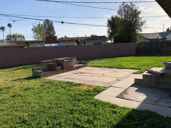 Building Photo - 4 bed 2 bath house with large backyard, 2 ...