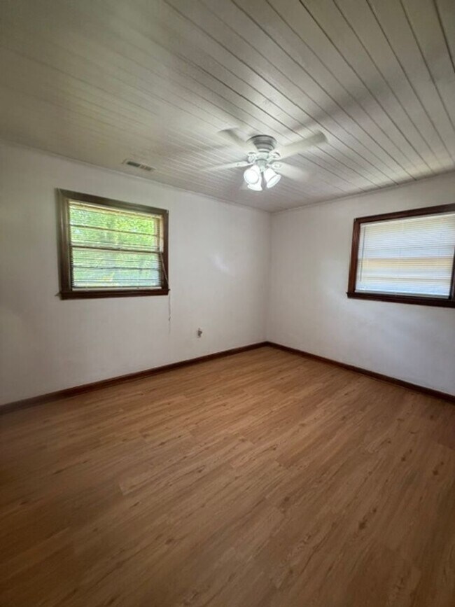 Building Photo - 2 Bedroom, 1 Bath home nestled in the heart of Maryville city in historic Sunset View.