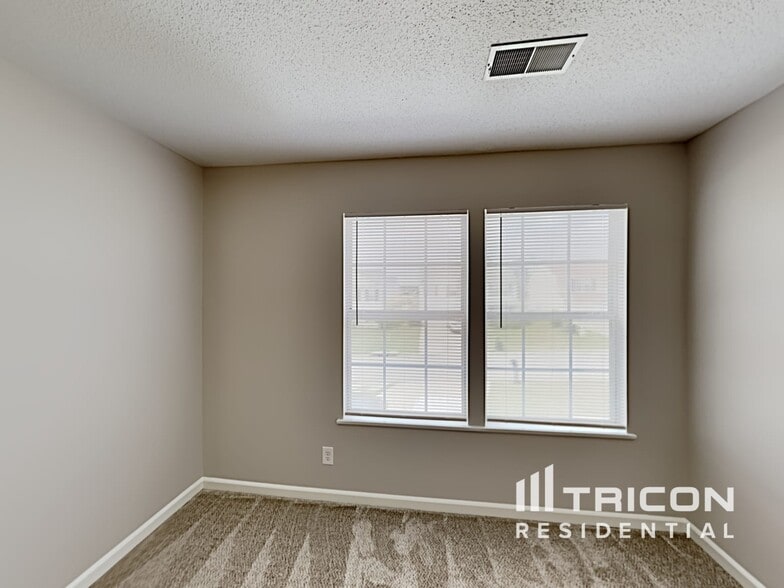 Building Photo - 415 Fox Trot Dr