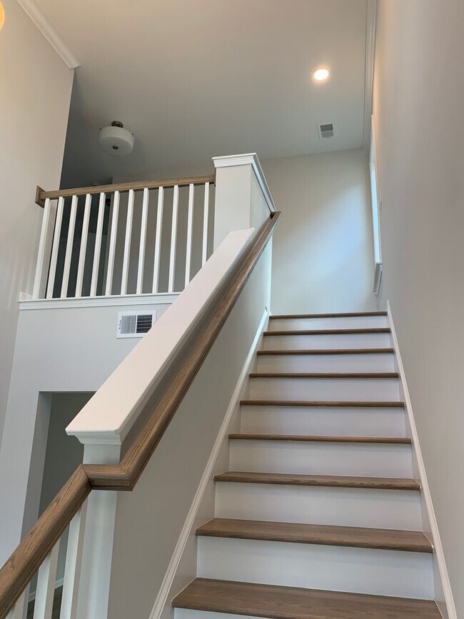 Building Photo - Modern Living in Windsor Hill