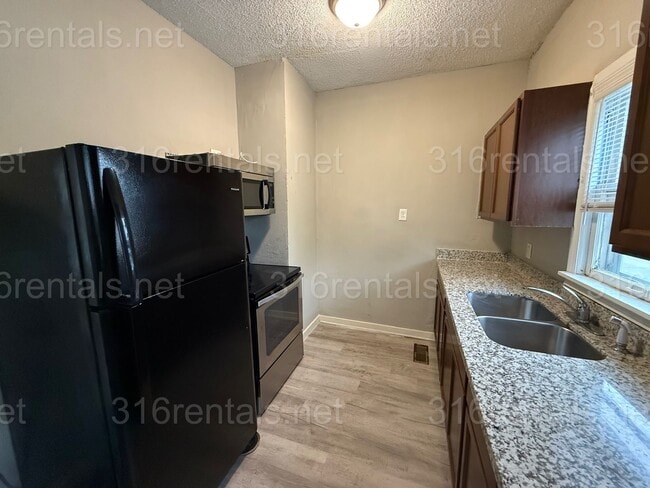 Building Photo - $875 - 2 bedroom / 1 bathroom - Single Fam...